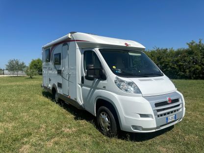 Semintegrale Buerstner TRAVEL VAN 620 4 posti usato