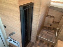 Semintegrale Weinsberg CARASUITE 650 MG Semintegrale con garage 4 posti usato image preview