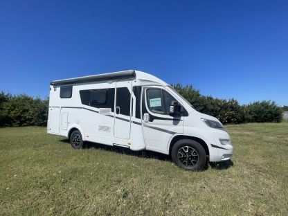 Semintegrale Sunlight V 66 ADVENTURE LETTI GEMELLI 4 posti nuovo