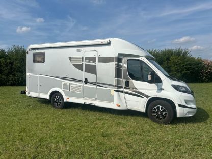 Semintegrale Sunlight T 65 - Letto trasversale, Garage, Portamoto 5 posti usato